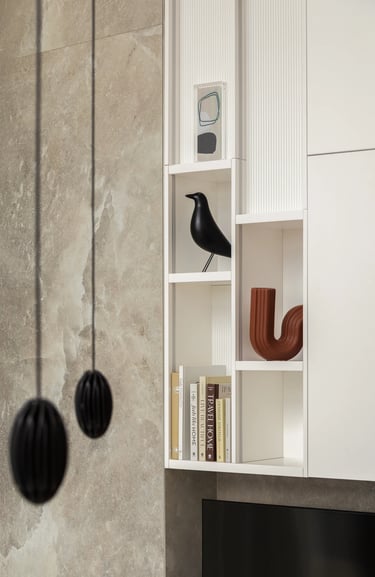 bliżenie na półki z dekoracjami w zabudowie ściany RTV.