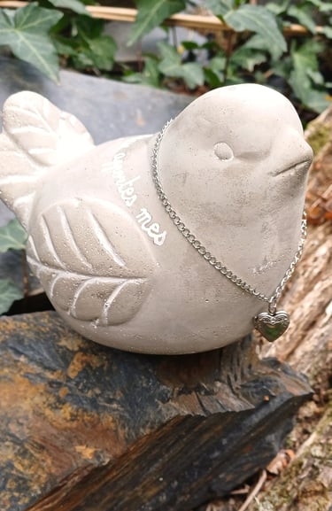 oiseau voyageur en ciment porte message mort, défunt