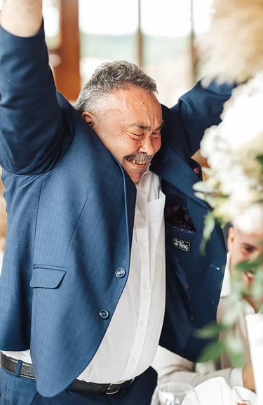 Père de la mariée qui saute de joie.