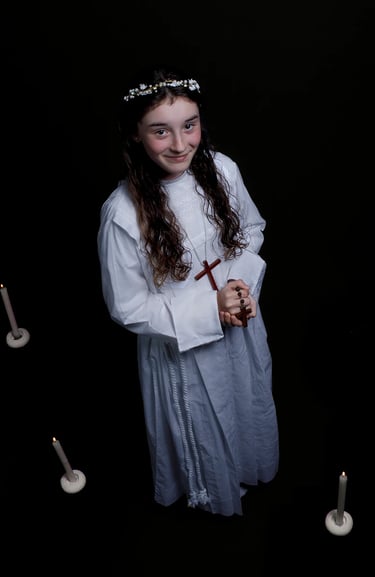 lumbres-saint-omer portrait-studio-communiante-avec-bougie-sur-fond-noir-souriante-florent-studio-photographe-fanie-boulogne-