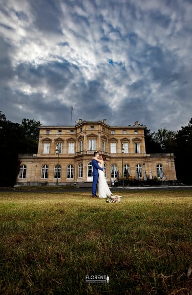 couple mariage s'embrassent devant chateau fenelon lille cambrai calais arras florent photographe