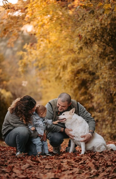 famiglia con bambino e cane in autunno