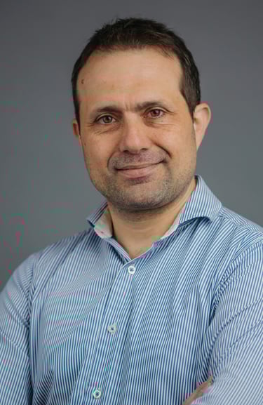 Coach de reinvención profesional acompañando a ejecutivos despedidos en transición laboral.