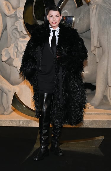 Linda Evangelista at Paris Fashion Week 2026 in black fur coat.