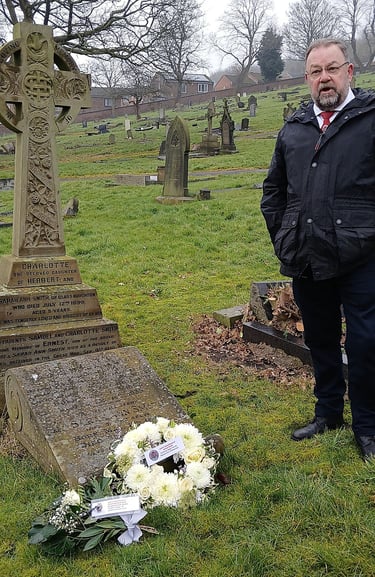 Chris Kitchen, General Secretary of the NUM laying a wreath on behalf of the NUM.