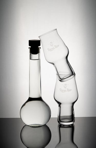 Produit noir et blanc - bouteille et verres empilés - Foryo Bjor. © Virginie Bouilhac