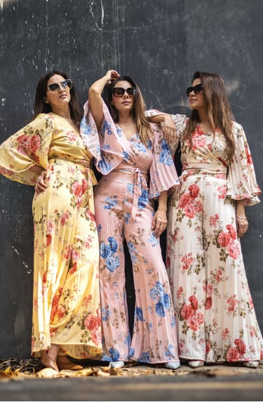 Rongzhiyue: Women in floral jumpsuits