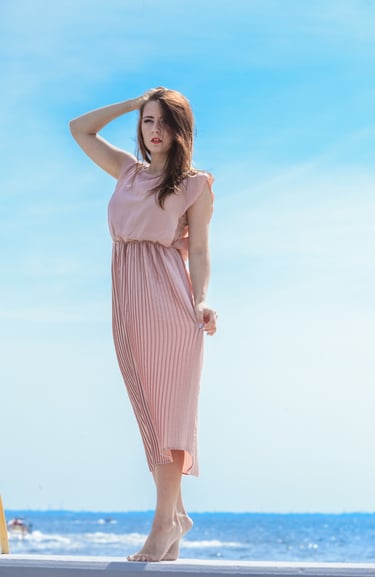 Rongzhiyue: Woman in pink pleated dress