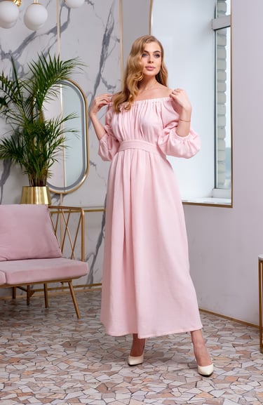 Rongzhiyue: Woman in flowing pink dress