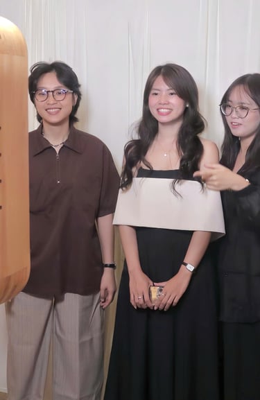 Khách vui vẻ thử photobooth