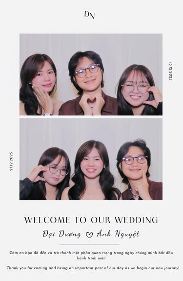 Ảnh khách chụp photobooth với nụ cười rạng rỡ
