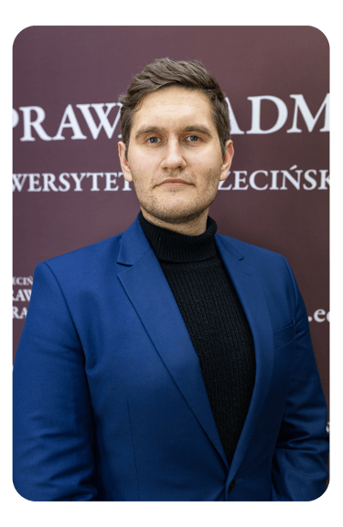 Adwokat od spraw karnych w Szczecinie podczas pracy w kancelarii.