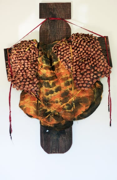 karine-nguyen-van-tham-armure scellée sur croix en bois, sculpture