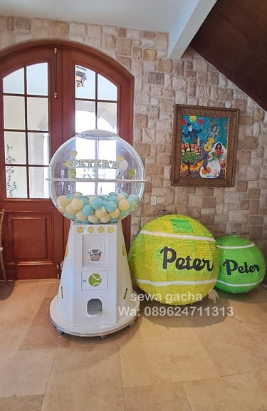 sewa mesin gachapon putih Jumbo di Acara Birthday Party Peter