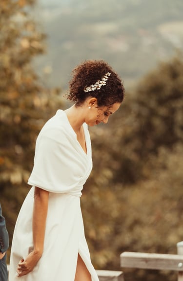 une femme en robe blanche et un homme en costume