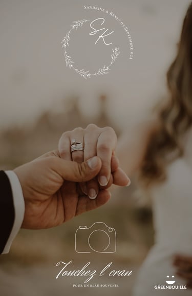une photo représentant un écran d'accueil d'un photobooth avec les mains de 2 mariés