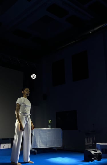 una mujer afrodescendiente vestida de blanco