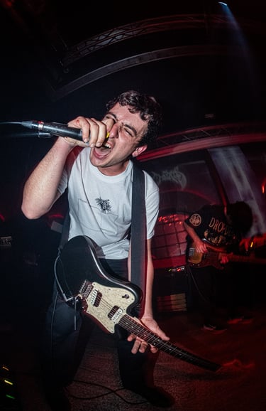 Cantante de banda de rock gritándole al micrófono durante un concierto. foto concierto