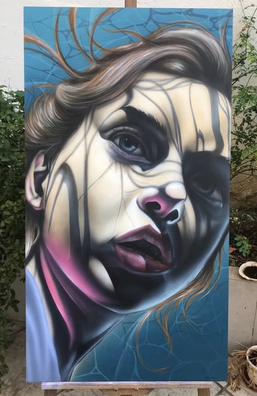 Obra de técnica mixta que fusiona óleo, acrílico y grafito. Superposición de materiales y transparen