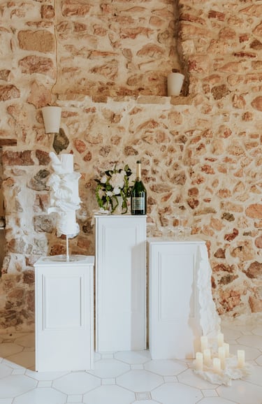 colonnes blanche décoration de mariage avec wedding cake et tour de champagne