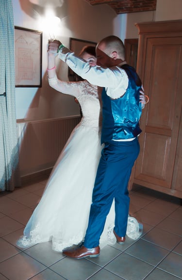 Les jeunes mariés partagent une première danse romantique lors de leur réception de mariage.