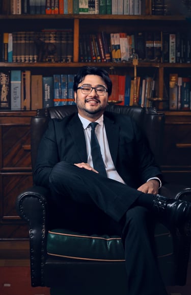 homem asiático de terno em uma poltrona