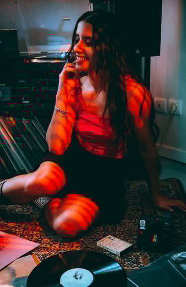 Portrait doux illuminé par les flash de lumière, avec dérrrière le déclencheur un photographe Palois.