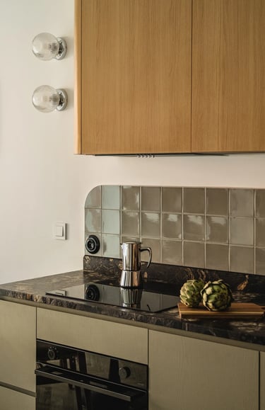 Sesja wnętrzarska: szałwiowa kuchnia z kamiennym blatem. Zdjęcia detali dla projektantów.