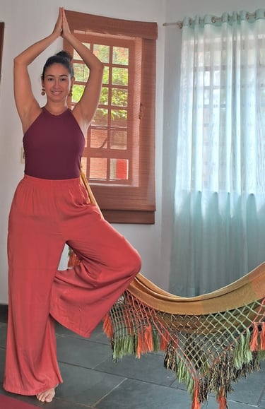 Clara Coelho em postura de equilíbrio no Recanto Clara. Harmonia entre ciência do cuidado e relaxame