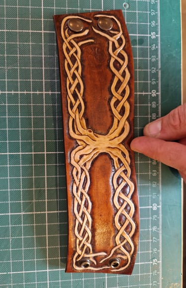 Armband mit Yggdrasill verzierung. Handarbeit aus Angelbachtal von PL