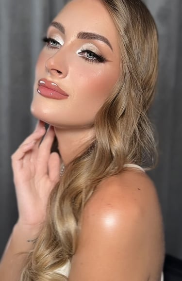 Novia con maquillaje de alta gama aplicado por Lizeth Quevedo