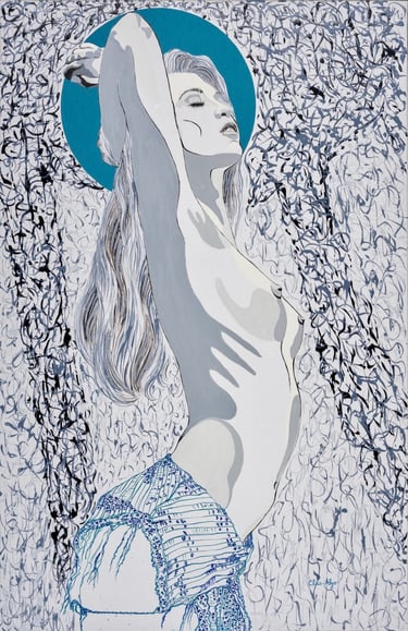 Femme nue debout, vue de profil droit en plan américain coupé sous un shorty de dentelles bleues.