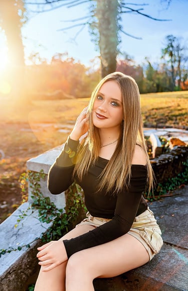 York PA Senior pictures at Historic Shady Lane by a Lancaster PA senior picture photographer