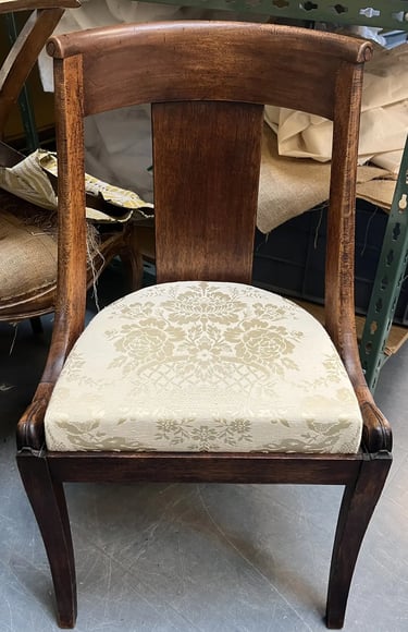 Chaise gondole en acajou avec assise en damas de soie beige