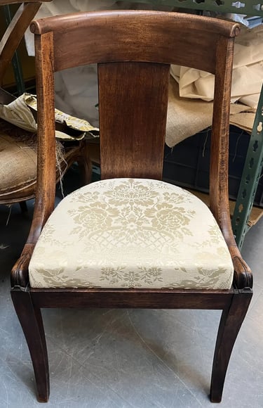 Chaise gondole en acajou avec assise en damas de soie beige