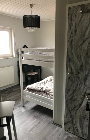 Eines von vier Pensionszimmern mit eigenem Badezimmer