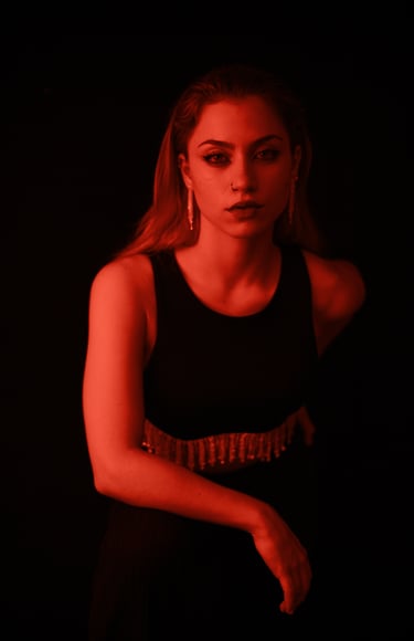 Actriz española posando en estudio con iluminación roja, evocando carteles del cine español