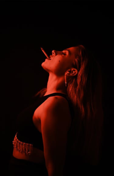 Fotografía de actriz en fondo oscuro con detalles de luz roja de estilo cinematgráfico