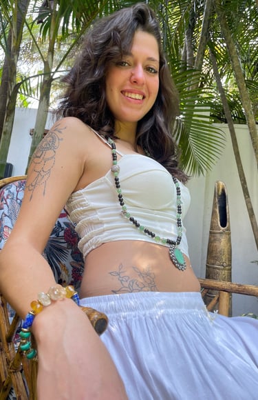 al braccio della modella un bracciale di pietre dure