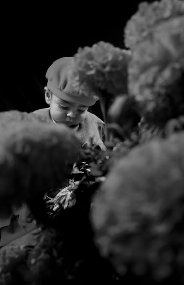 Niño entre flores