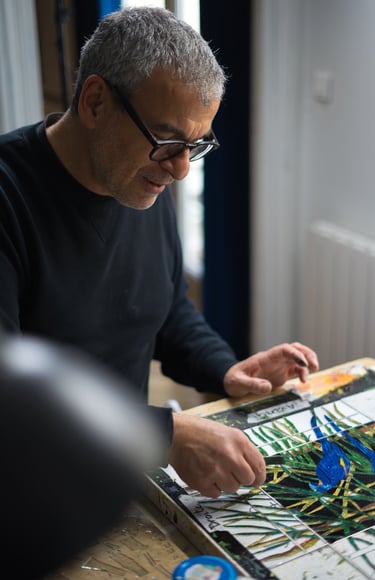Norbert Alali pendant la fabrication d'un coffret cigare
