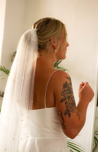 Skrædder brudekjole med lommer I syet i satin med lav talje