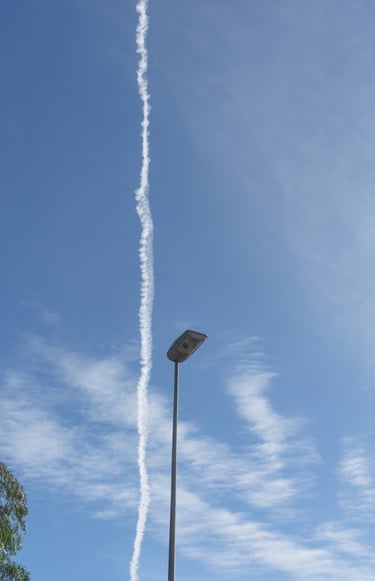  Contaminación: un avión a reacción dejando una estela de humo - Foto: Pablo Ruiz Carretero