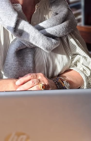 Mireille Bordet face à son ordinateur