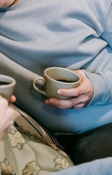 Échange entre deux personnes autour d'un café