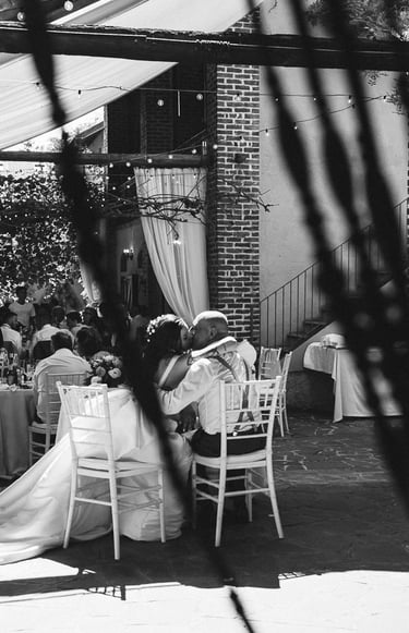 Gli sposi ritratti durante il ricevimento in una casina lombarda