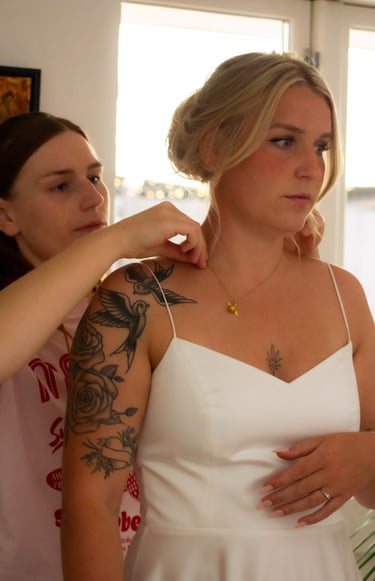 skræddersyet brudekjole i satin I tyndestopper og lille v-udskæring