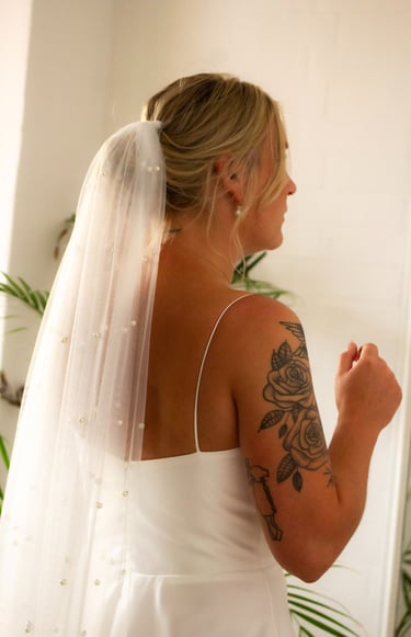 Skrædder brudekjole med lommer I syet i satin med lav talje