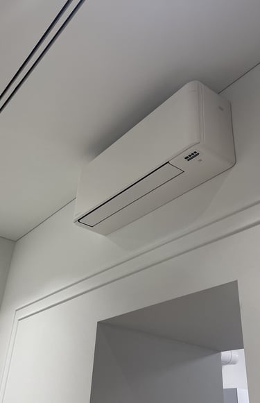 baltas daikin stylish vidaus blokas ftxa35aw sumontuotas bute virs kambario duru