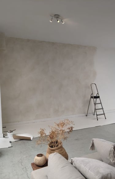 ince alçı uygulaması yapılmış modern salon duvarı